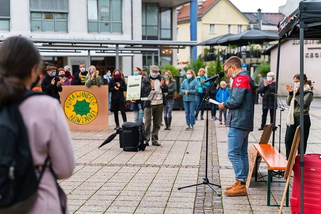 Jan Amann (rechts) auf einer der Demos...platz. Am Freitag gibt es wieder eine.  | Foto: Nico Talenta