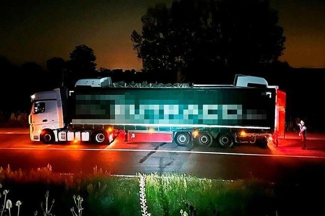 Sattelzug passt kaum unter Brcken hindurch – Polizei stoppt 40-Tonner auf der A5 bei Lahr
