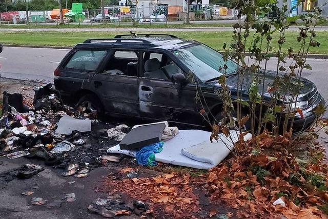 Dieses Auto wurde beim Brand einer Ml...an der Sundgauallee schwer beschdigt.  | Foto: Stefan Mertlik