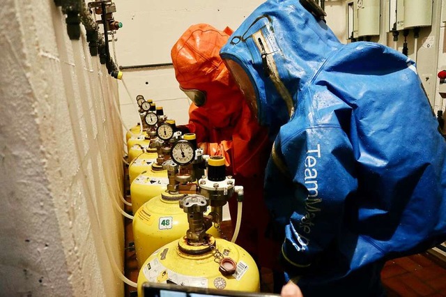 Im Schutzanzug wird die defekte Gasflasche verschlossen.  | Foto: Thomas Winckelmann