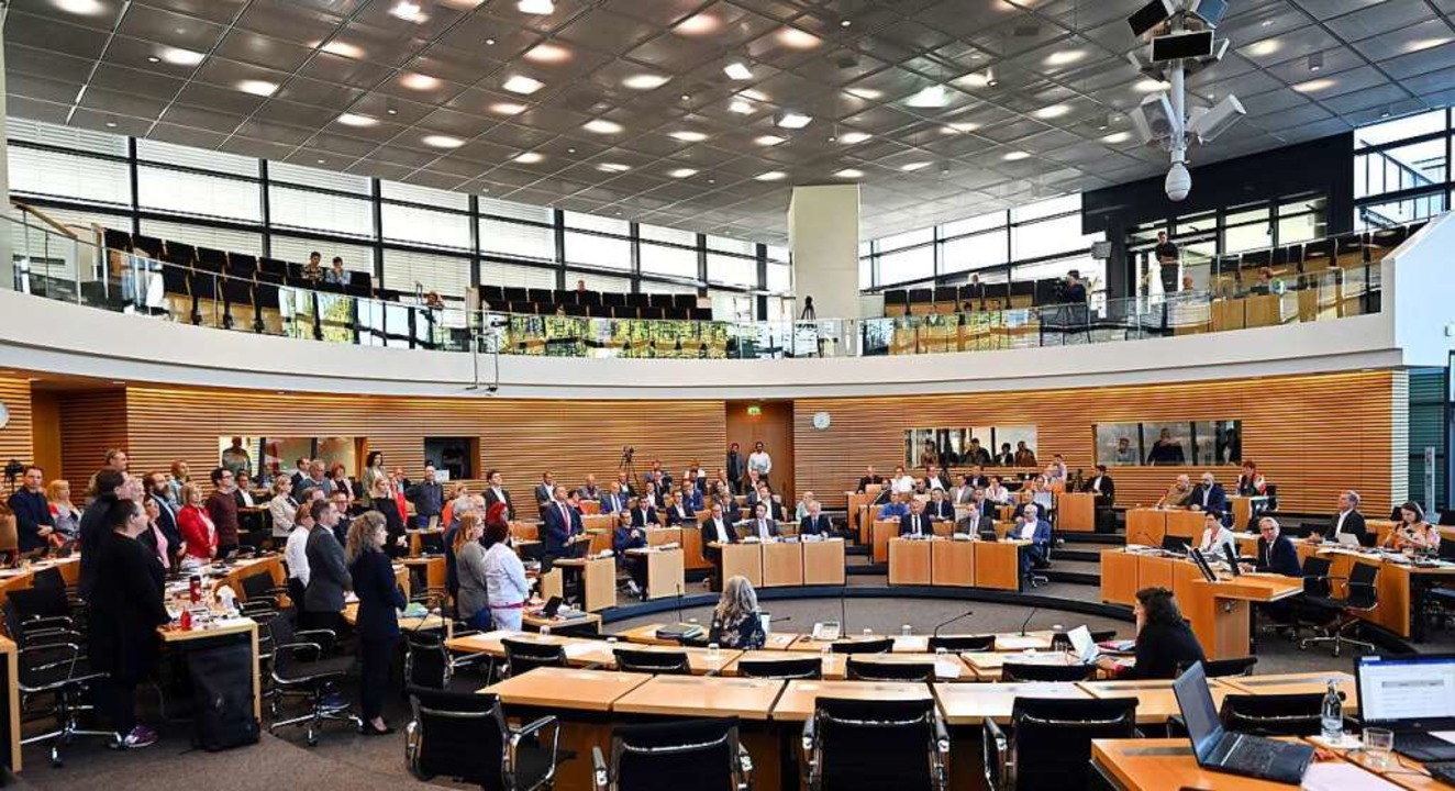 Abgeordnete stimmen über die Grunderwe...m Plenarsaal des Thüringer Landtag ab.  | Foto: Martin Schutt (dpa)
