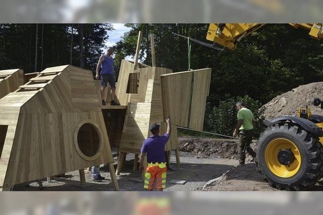 Der groe Holzhirsch ist in seinem Gehege angekommen