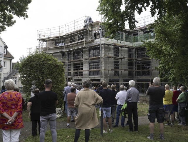 Der Neubau fr das betreute Wohnen und...rde nun die Rohbauphase abgeschlossen.  | Foto: Volker Mnch