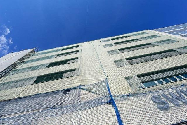 Netze am Freiburger X-Press-Gebude sollen verhindern, dass Fassadenteile herabfallen