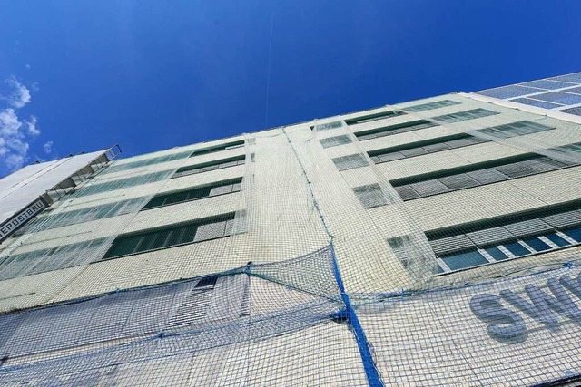 Netze am X-Press-Gebude sollen das He...rfallen von Fassadenteilen verhindern.  | Foto: Ingo Schneider