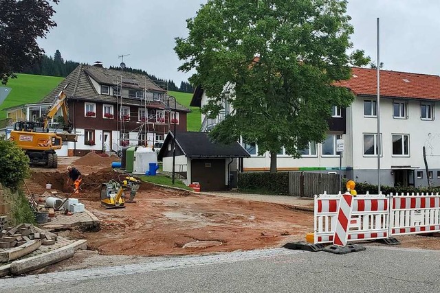 Statt der Elterntaxis rollen die Bagger vor der Grundschule in Waldau.  | Foto: Stefan Mertlik