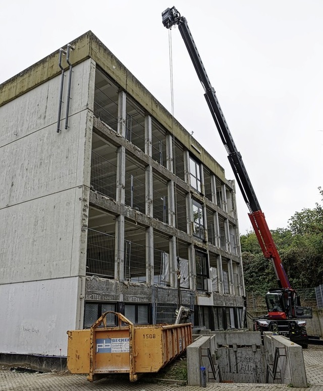 Tiefe Einblicke in die Realschule II erlaubt die geffnete Fassade.  | Foto: Martin Wendel