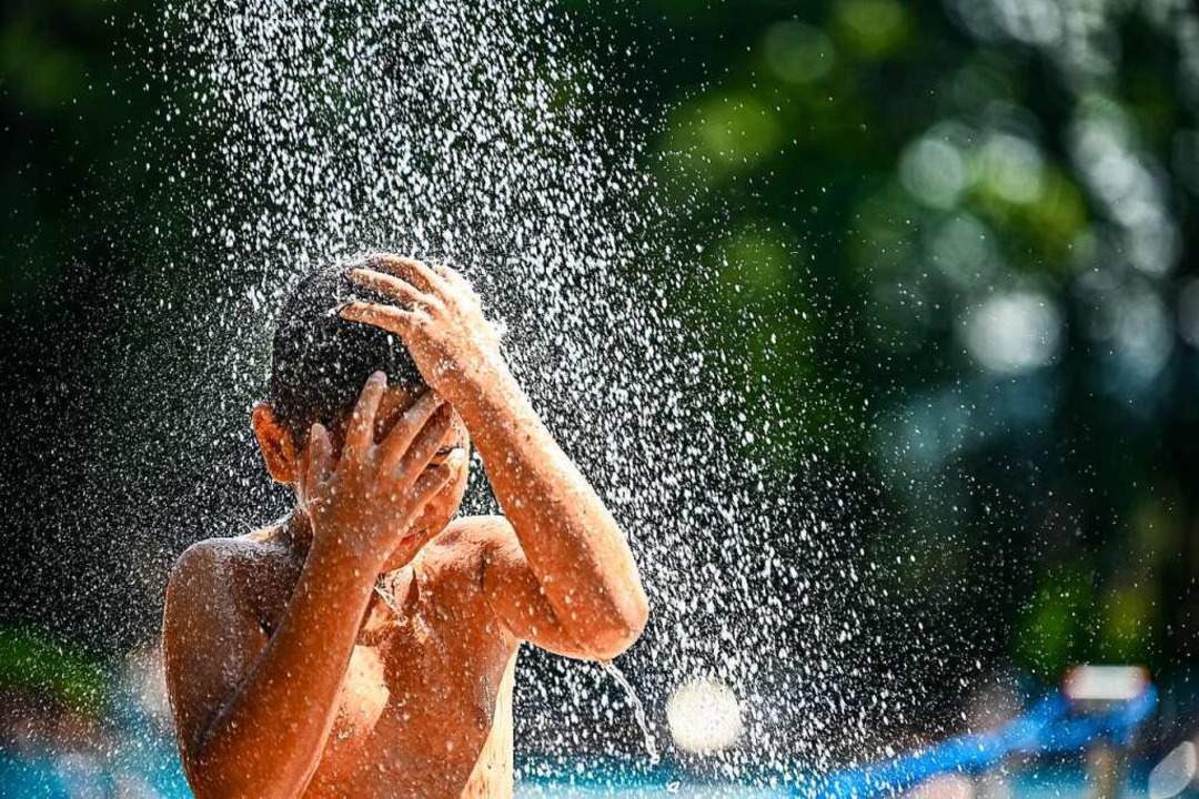 Ein junger Badegast kühlt sich ab.  | Foto: Endrik Baublies