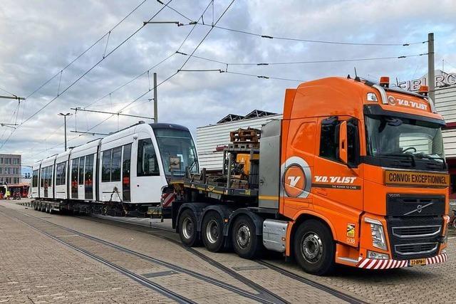 Eine neue Flotte Urbos-Straenbahnen rollt in Freiburg an den Start