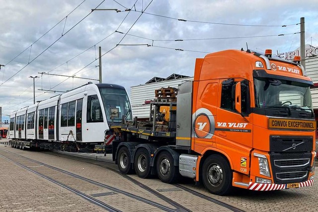 Per Tieflader wurde der erste neue Urbos angeliefert.  | Foto: Freiburger Verkehrs AG