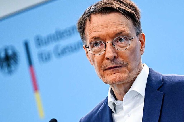 Lobt die Arzneimittelhersteller: Gesundheitsminister Karl Lauterbach.  | Foto: Britta Pedersen (dpa)