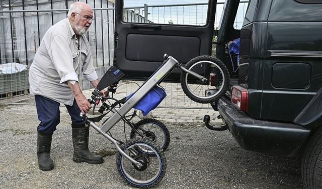 Gerhart Wissel packt seinen Gelnde-Rollator ins Auto.  | Foto: Felix Kstle (dpa)