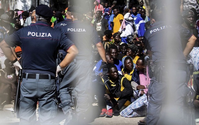 Tausende Migranten sind auf Lampedusa ..., viele mussten im Freien bernachten.  | Foto: ALESSANDRO SERRANO (AFP)