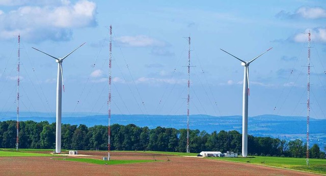 Ein aus zwei Windrdern und vier Messm...ld steht am Rand der schwbischen Alb.  | Foto: Stefan Puchner (dpa)