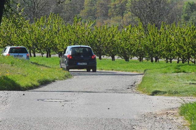 Schlaglcher, brchige Fahrbahnkanten,...an der Schmiedackerstrae bald vorbei.  | Foto: Hannes Lauber