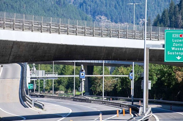 Fast eine Woche war der Gotthard-Stra...er befahrbar &#8211; nur nachts nicht.  | Foto: Urs Flueeler (dpa)