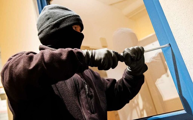 Einbrecher bei der Arbeit (Symbolbild)  | Foto: Daniel Bockwoldt (dpa)