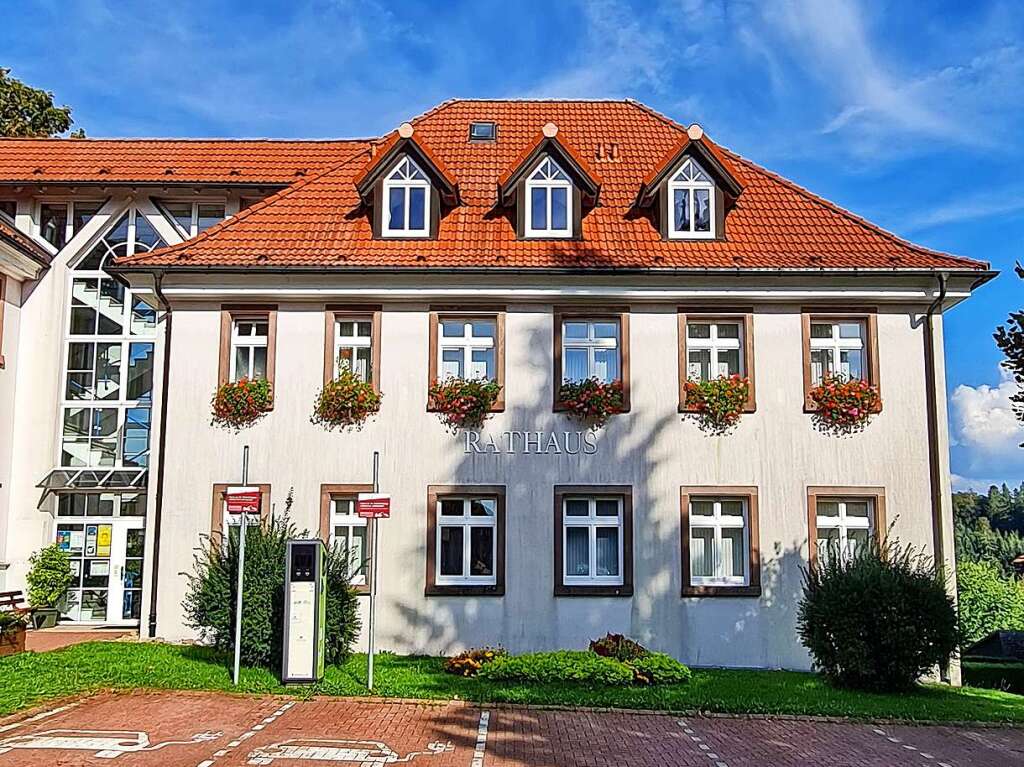 Das Rathaus in St. Mrgen ist Teil eines Gebudekomplexes, der auch die Touristinformation  und die Volksbank beherbergt.