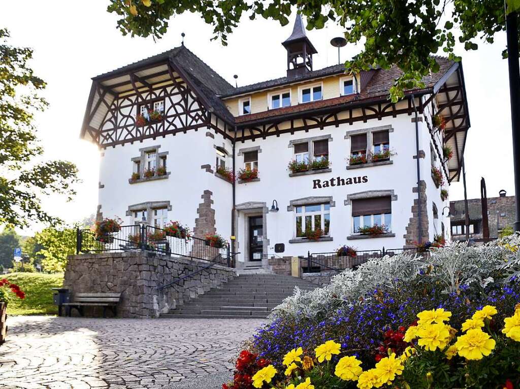 Die hchste Gemeinde des Hochschwarzwalds wird aus diesem historischen Gebude in Feldberg-Altglashtten verwaltet. Hbsch anzuschauen, aber wie unlngst im Gemeinderat diskutiert auch sanierungsbedrftig.