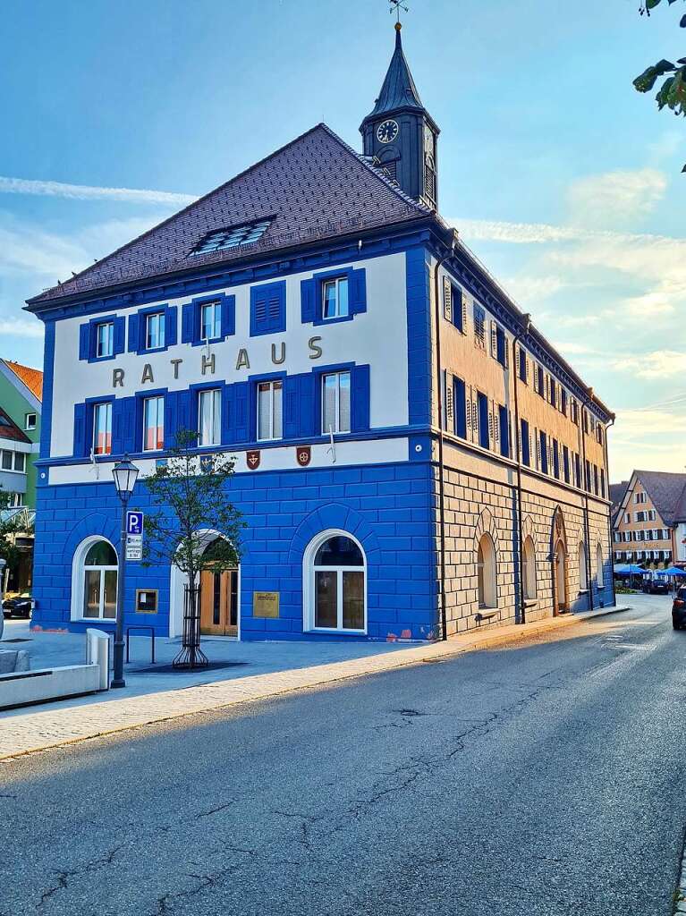 Lffingen  war wichtiger Handelsplatz und die Kornkammer der Region.  Das Rathaus aus dem Jahr 1832 beherbergte zu Grndungszeiten im Erdgeschoss eine groe Fruchthalle, in der rege Handel betrieben wurde.