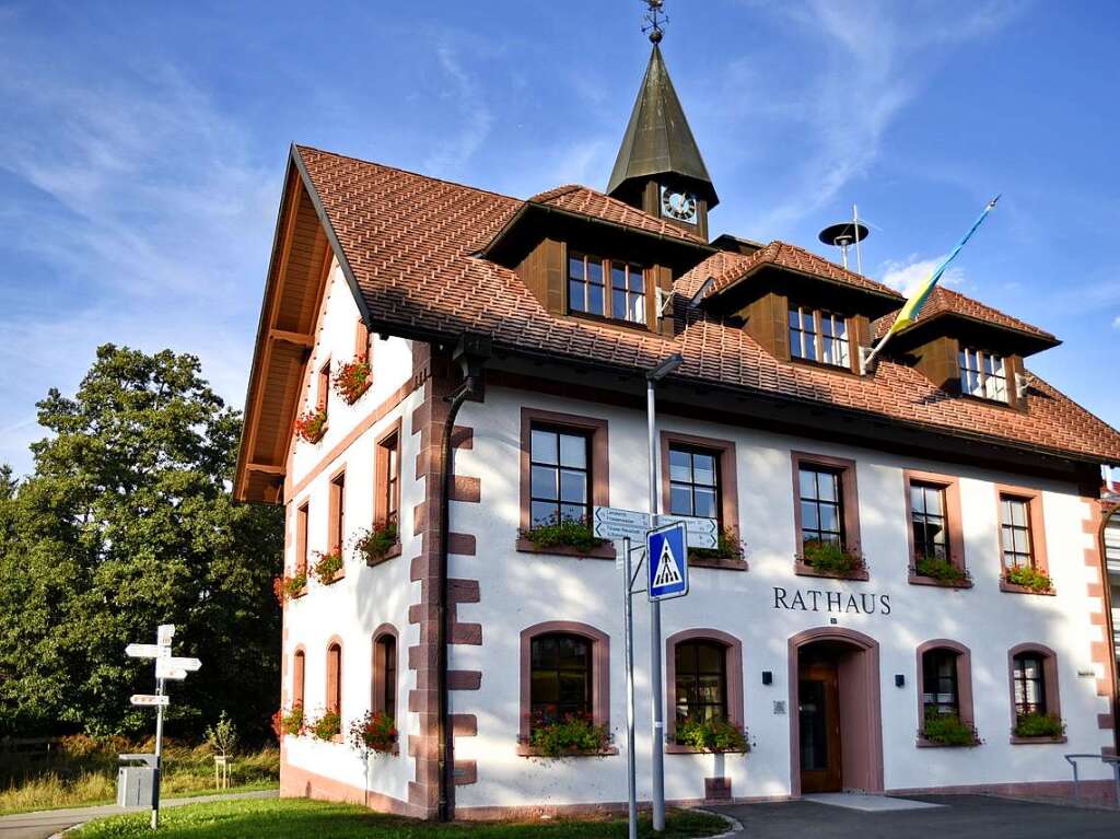 Rtenbach ist seit 1975 Sitz der Gemeinde Friedenweiler. Mit den steigenden Einwohnerzahlen  stt das 1867 errichtete Gebude  zunehmend an seine Grenzen.