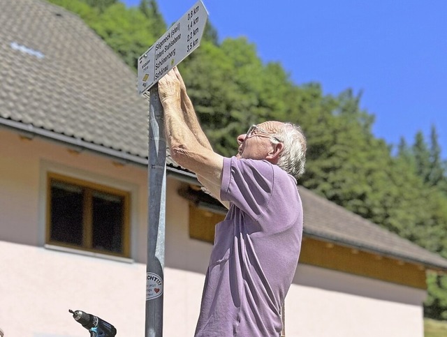 Werner Steiger beim Anbringen von Schildern in Wildbllen.  | Foto: Sarah Trinler