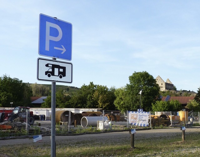 Der Wohnmobilstellplatz am Burkheimer ...elle im Hintergrund derzeit kostenlos.  | Foto: Dirk Sattelberger