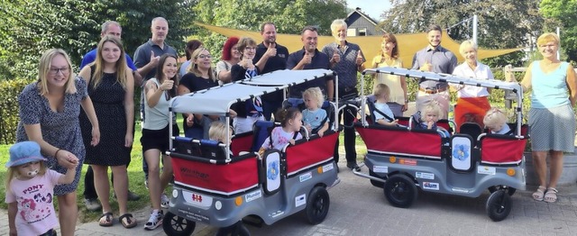 Kinder, Erzieherinnen, Brgermeister, ...pender freuen sich ber die Fahrzeuge.  | Foto: Tanja Hug