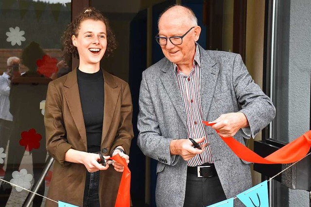 Kindergartenleiterin Felicitas Filser ...rey durchschneiden das Erffnungsband.  | Foto: Thomas Biniossek