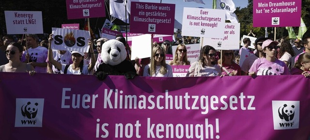 Vom Barbie-Hype inspiriert: Klimaschutz-Aktivisten in Berlin  | Foto: ODD ANDERSEN (AFP)