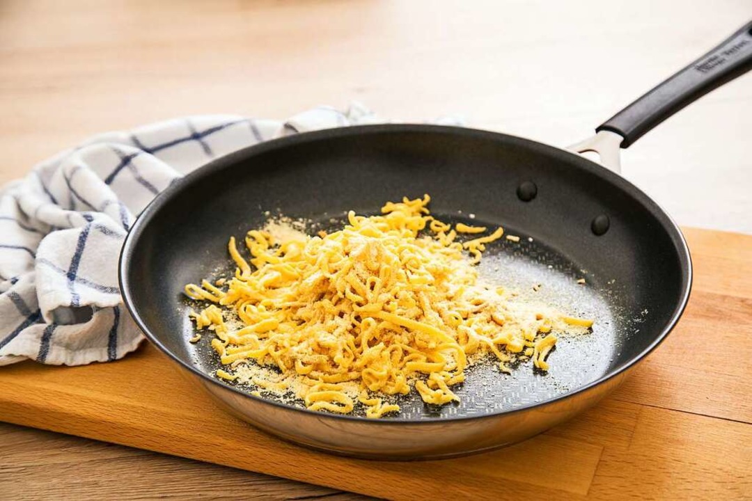 Für Käsespätzle ist eine beschichtete Pfanne eine gute Wahl.  | Foto: Christin Klose (dpa)
