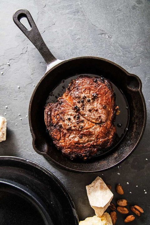 Eine gusseiserne Pfanne kann hoch erhi...ist somit ideal zum Braten von Steaks.  | Foto: Christin Klose (dpa)