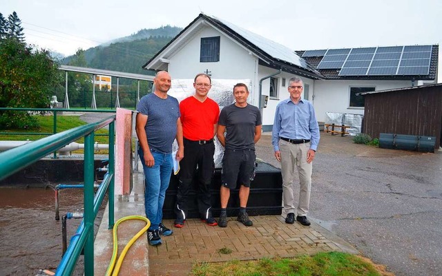 Bei der Vorstellung der Photovoltaikan...nd Brgermeister Klaus Hmmerle (v.l.)  | Foto: Nikolaus Bayer