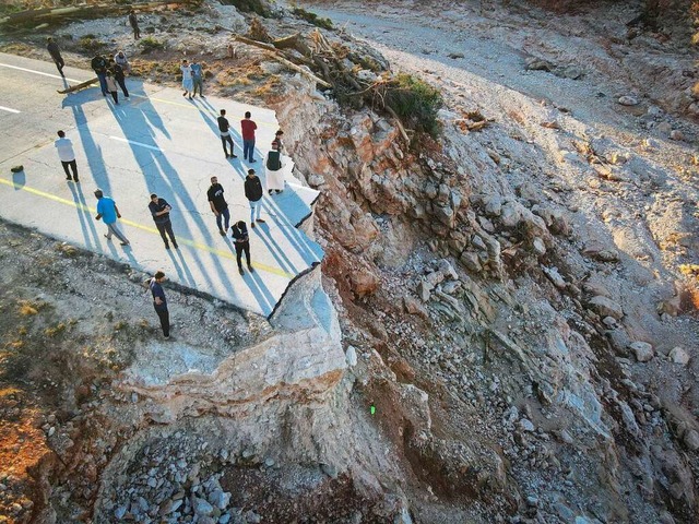 Eine weggeschwemmte Strae in Libyen.  | Foto: Ibrahim Hadia al-Majbri (dpa)