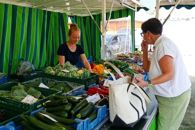 Am Stand des Agrarbetriebs Futterer au...cher mit saisonalem Gemse ausstatten.  | Foto: Louisa Krieg