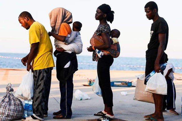 Migrantinnen und Migranten warten dara...ienischen Festland gebracht zu werden.  | Foto: Cecilia Fabiano (dpa)