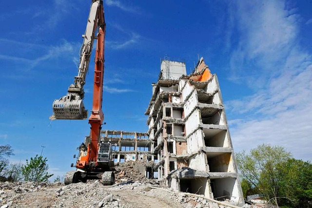 Bye-bye, Krankenhochhaus: 2012 wurde d..., das die Stadtsilhouette geprgt hat.  | Foto: Volker Mnch