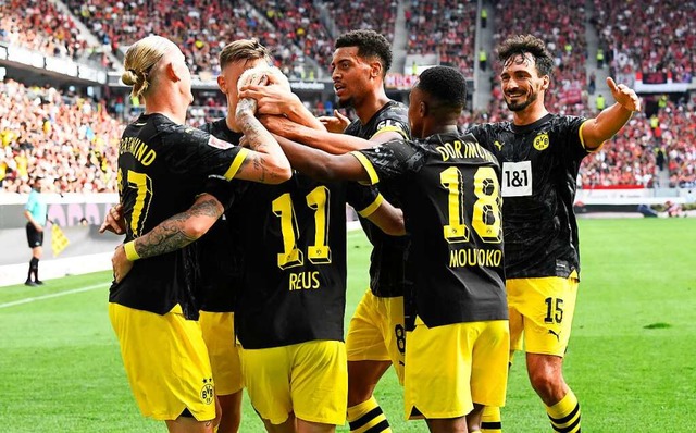 Dortmund feiert den Auswrtssieg.  | Foto: THOMAS KIENZLE (AFP)