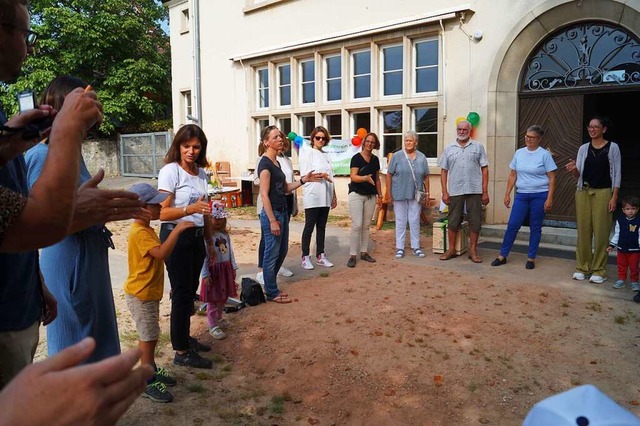 Im groen Kreis wurde die wiedererlang...er &#8222;Kindervilla&#8220; gefeiert.  | Foto: Silke Hartenstein