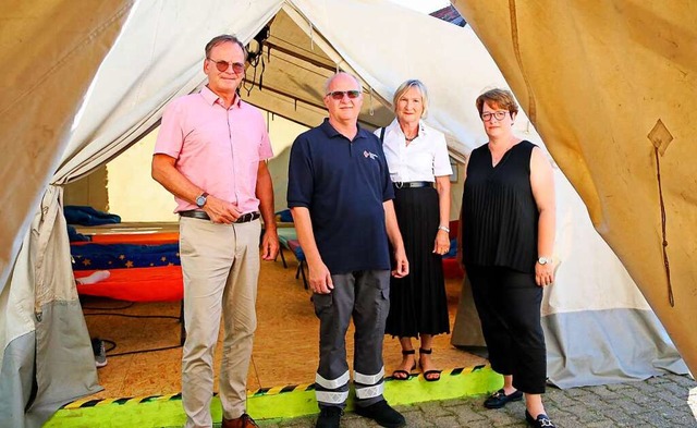 Landrat Frank Scherer (links) hat vor ...t mit seinem Team die sechs Zelte auf.  | Foto: Kai Hockenjos