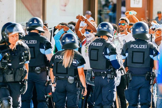 Eine Gruppe von Menschen wird nach Aus...ltung von Polizeikrften eingekesselt.  | Foto: Thomas Niedermueller (dpa)