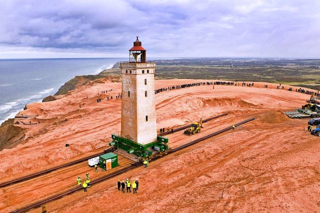 Sorgte fr Aufsehen: Der Leuchtturm Ru...n, weil er ins Meer zu strzen drohte.  | Foto: Hans Ravn (dpa)