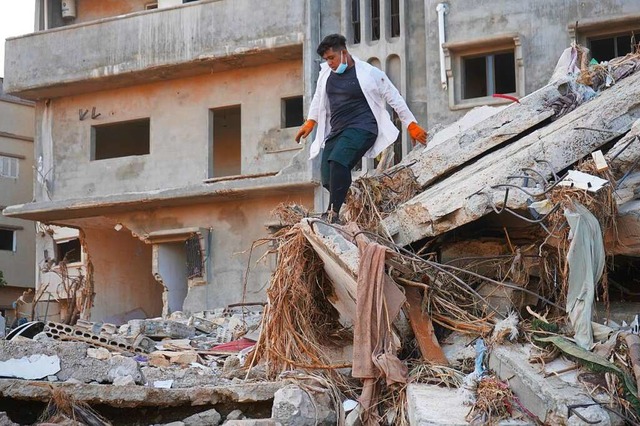 Nach den schweren berschwemmungen in ...den mehr als 10 000 Menschen vermisst.  | Foto: Hamza Turkia (dpa)