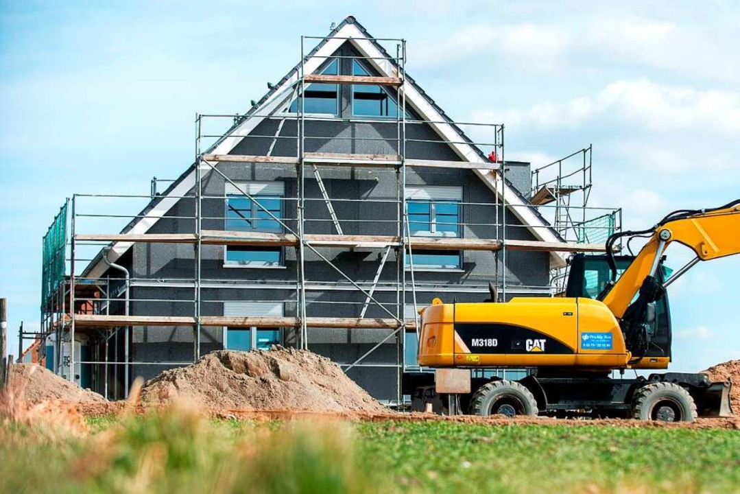 Der Bau eines Eigenheims ist ohne Baukredit kaum möglich.  | Foto: Hauke-Christian Dittrich (dpa)