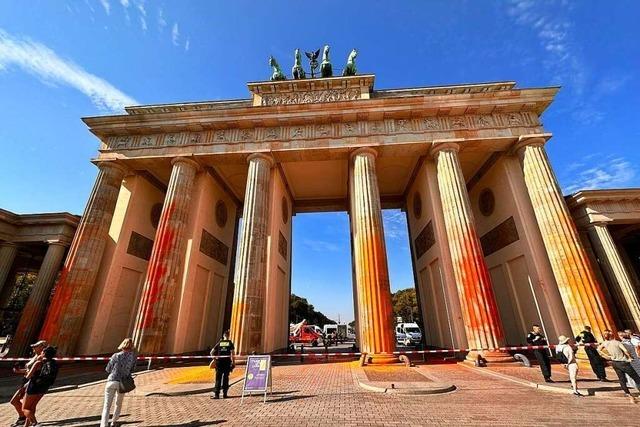 Klimaaktivisten besprhen Brandenburger Tor mit oranger Farbe