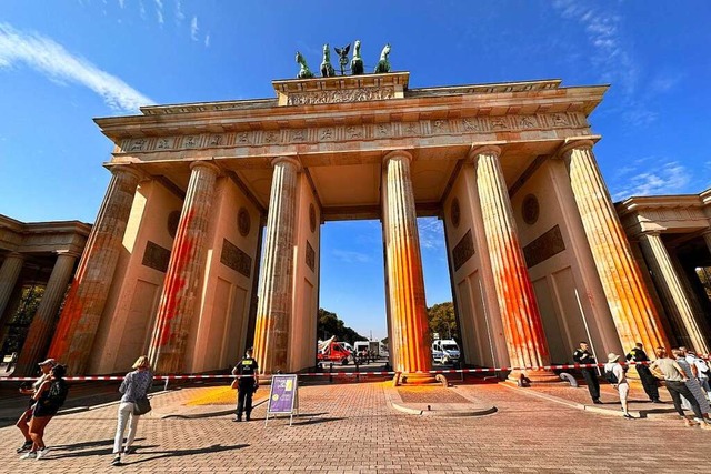 Das beschmierte Brandenburger Tor  | Foto: Paul Zinken (dpa)