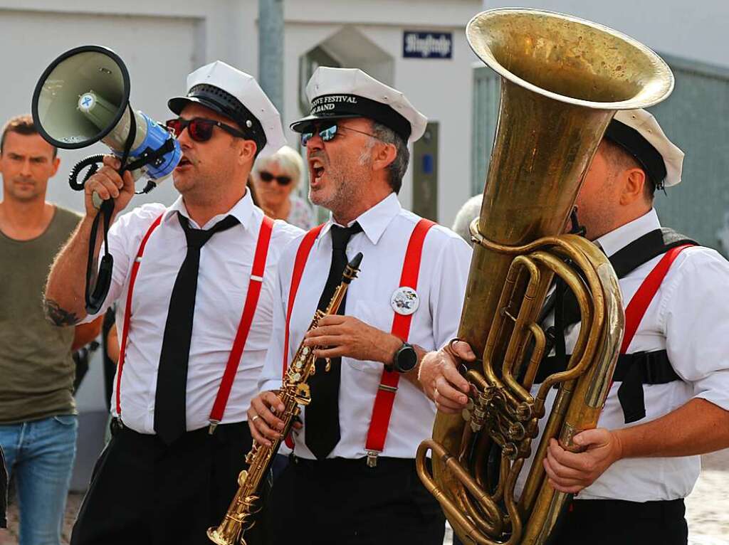 Die Castle Groove Festival Brass Band feiert beim Schlossgrabenfest Brombach ihr 25-jhriges Bestehen.