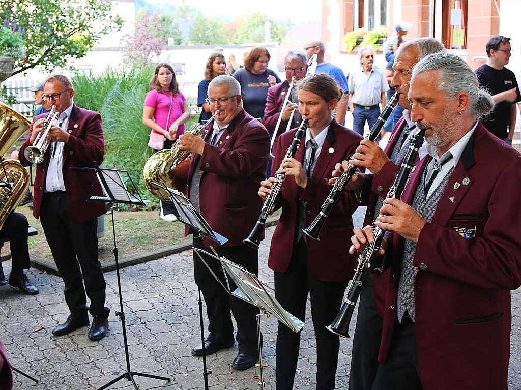 Der Musikverein Hauingen spielt zur Erffnung.