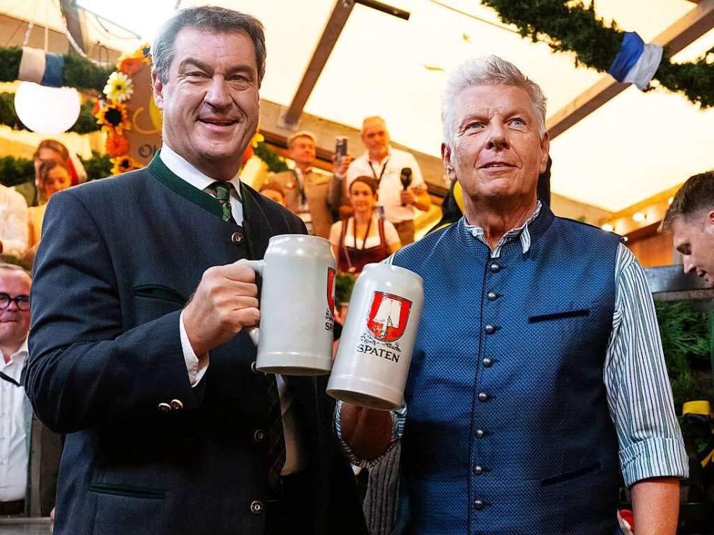 Auch die Politik feiert auf dem Volksfest mit, hier Markus Sder (links) und Mnchens Oberbrgermeister Dieter Reiter.