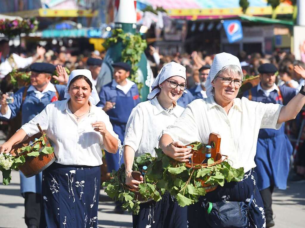 Seit fast 90 Jahren gehrt er zur Oktoberfest-Tradition: Der Trachten- und Schtzenzug am ersten Wiesn-Sonntag zum Festgelnde. Rund 9500 Trachtler und Schtzen ziehen dieses Jahr zur Wiesn.